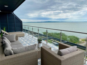 Royal Blue - luxurious flat with 5-star view over Lake Balaton